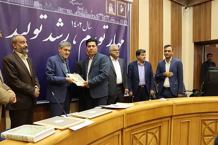 استاندار فارس از مدیران بنیاد مسکن در چهار شهرستان فارس تقدیر کرد