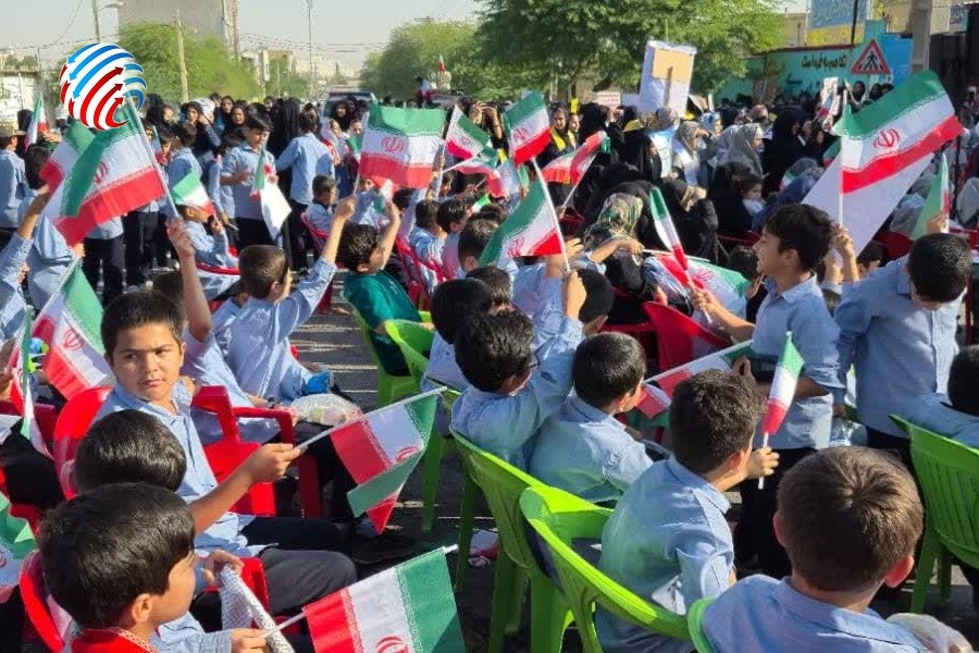 تجدید بیعت نسل انقلاب با آرمان‌های شهدا در راهپیمایی یوم‌الله ۱۳ آبان لامرد