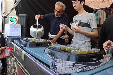تصویر خدمت رسان موکب آبشار عاطفه‌ها در مسیر اربعین 1404 از پنجره دوربین (16 مردادماه)